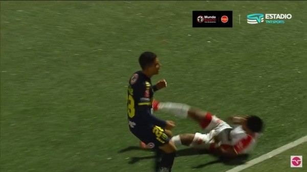 Corría el minuto 69 cuando el jugador de Copiapó cae golpeado al pasto sintético en Copiapó.