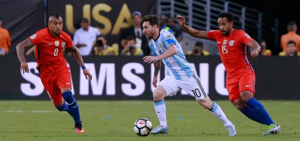 Beausejour junto a Vidal persiguiendo a Messi en la Copa América 2016 (Agencia Uno)