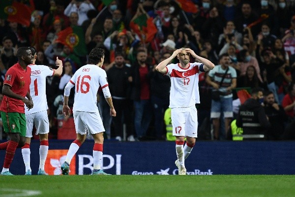 El histórico goleador Burak Yilmaz perdió una tremenda oportunidad. (Foto: Getty Images)