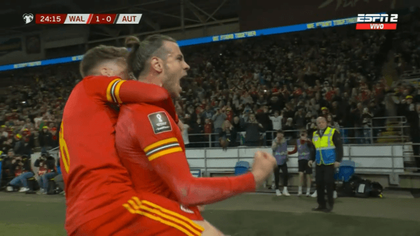 Gareth Bale hizo explotar el estadio de Cardiff con su golazo. (Foto: Captura Espn)