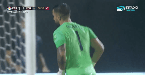 Hernán Galíndez sufrió por el error de Piero Hincapié.