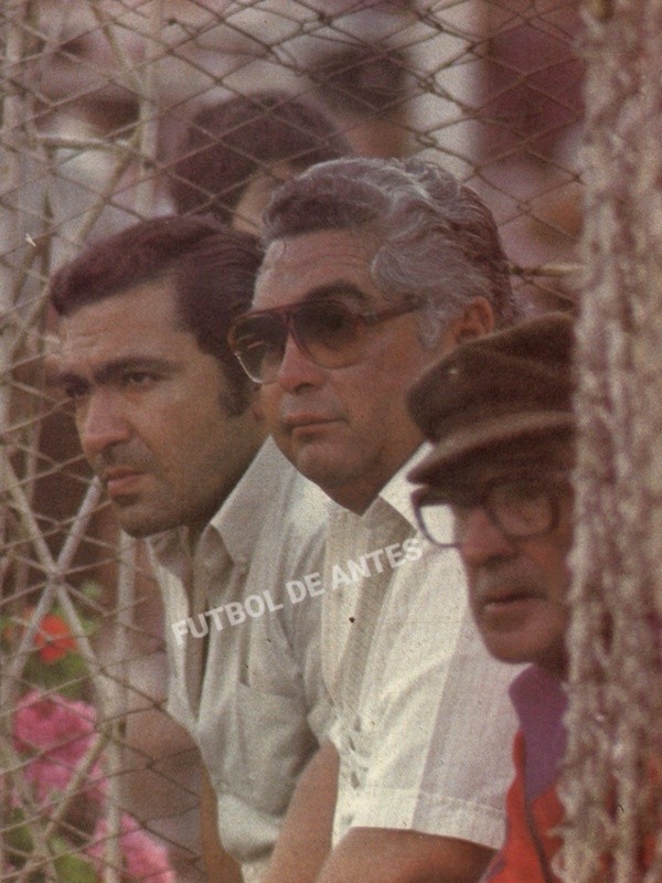 Luis Santibáñez como DT de San Felipe en la previa de un clásico del Aconcagua contra Trasandino a principios de los 80. (Foto: Revista Fútbol Total)