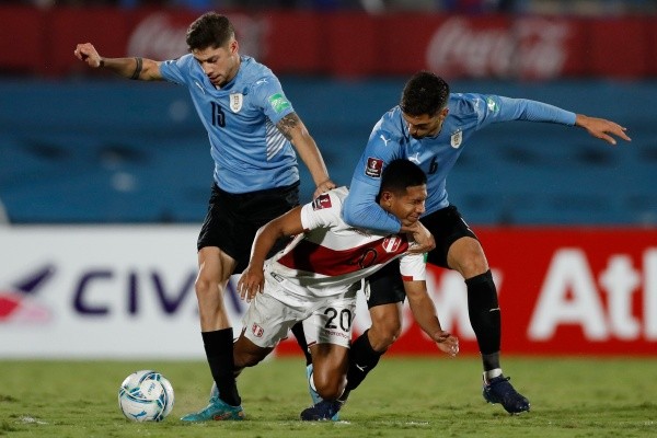 En Perú refuerzan tesis de “cogoteo” ante Uruguay tras declaraciones del inventor del VAR. (Foto: Getty Images)