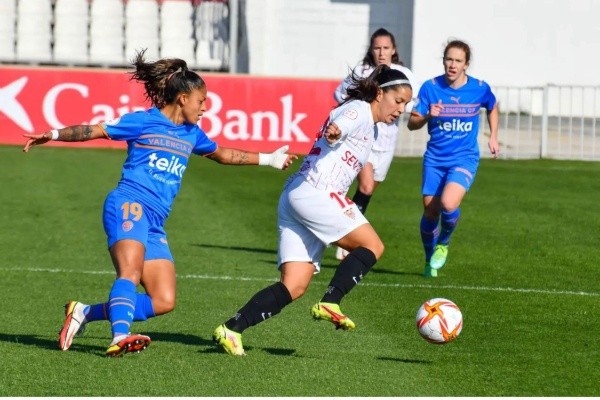Karen Araya demostró su tremendo nivel con la pelota en los pies defendiendo la camiseta del Sevilla femenino. (Foto: @karenaraya8)