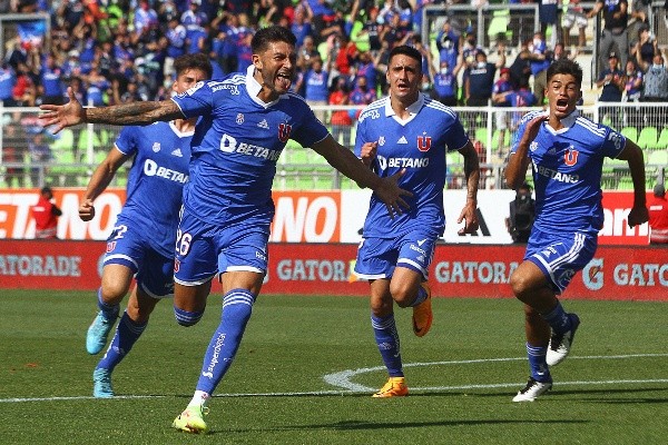 Álvaro Brun festeja su primer gol en Universidad de Chile.