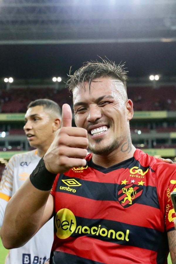 Parraguez es pura felicidad en Brasil (Foto: Spot Recife)