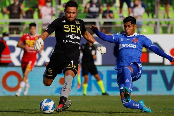 El joven Darío Osorio apretó a Miguel Pinto y lo obligó a cometer un tremendo error con el que marcó el segundo gol y la U se llevó un triunfo por 2-0 en Valparaíso. (Foto: Agencia Uno)