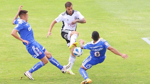 06 DE FEBRERO DE 2022/SANTIAGOEl jugador Gabriel Costa (c) marca el dos a cero frente a Universidad de Chile, durante el partido valido por la quinta fecha del Campeonato Nacional AFP PlanVital 2022, entre Colo Colo y Universidad de Chile, disputado en el Estadio Monumental.FOTO: Marco Muga/AGENCIAUNO