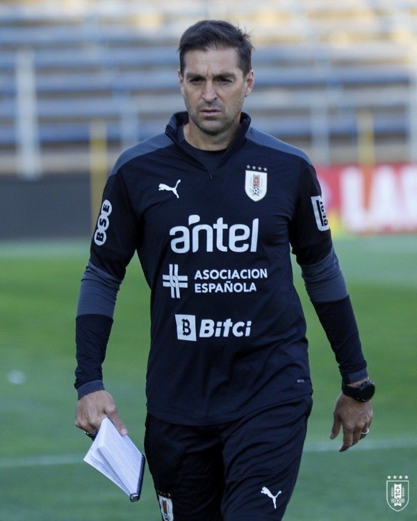 Diego Alonso llevando adelante el entrenamiento en San Carlos de Apoquindo.