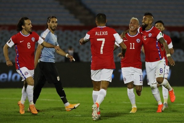 Chile y Uruguay se enfrentaron por última vez el 8 de octubre de 2020, donde La Roja cayó por 2-1 con un gol de último minuto de Maximiliano Gómez. (Foto: Getty)