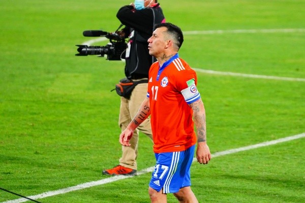 Medel se retira de San Carlos tras la eliminación de Chile (Guille Salazar)