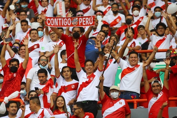 Los hinchas peruanos se ilusionan con estar en Qatar 2022 gracias al repechaje, que se jugará en junio. (Foto: Getty)