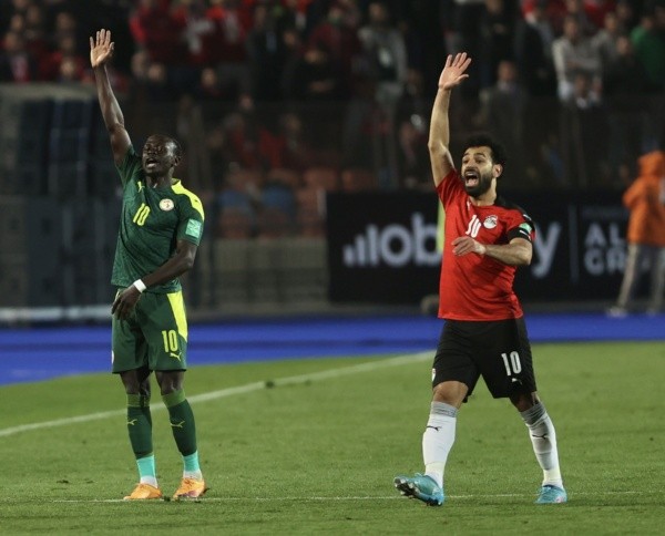 Mané y Salah, grandes amigos y compañeros en Liverpool, se enfrentaron por las eliminatorias africanas rumbo a Qatar. (Foto: Getty)
