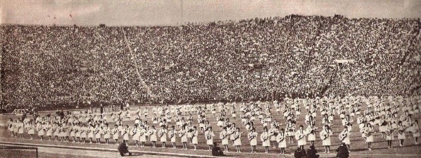 El clásico universitario de los 60 contenía un show previo digno de los mejores musicales de Broadway (Archivo)