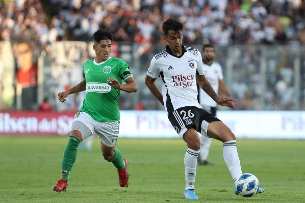 Villanueva sorprende a Falcón en los entrenamientos de Colo Colo. (Agencia Uno)