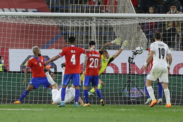 El gol de Luis Suárez empezó a sepultar la ilusión de milagro para la Roja.