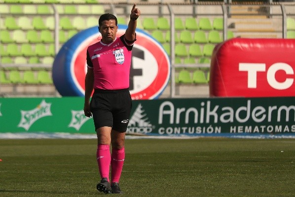 Felipe González vuelve a dirigir un clásico universitario. Foto: Agencia Uno