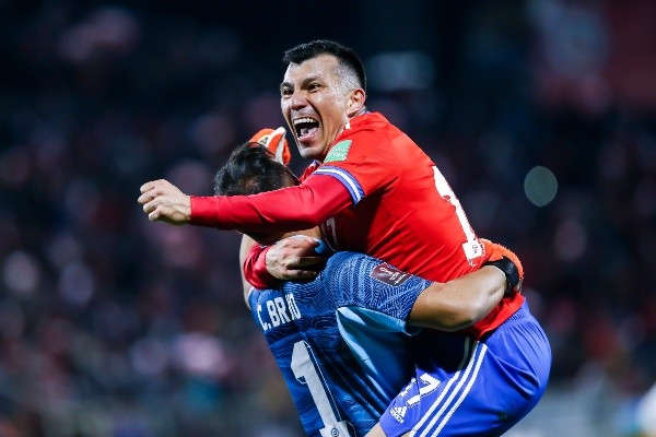 Como tantas veces celebraron, hoy Claudio Bravo y Gary Medel pasan la pena de la eliminación rumbo a Qatar 2022. Foto: Getty Images
