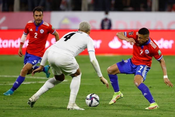 Prensa internacional lamenta, y festina, con la ausencia confirmada de la selección chilena en la Copa del Mundo de Qatar 2022.