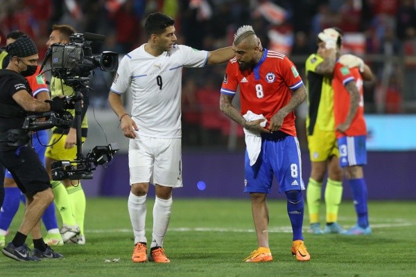 Luis Suárez tuvo tiempo para consolar a su amigo Arturo Vidal.