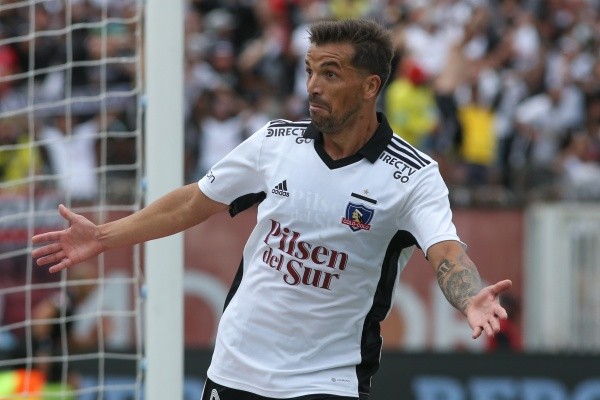 Gabriel Costa se retrasa en la cancha para cubrir el puesto de Leonardo Gil. Foto: Agencia Uno