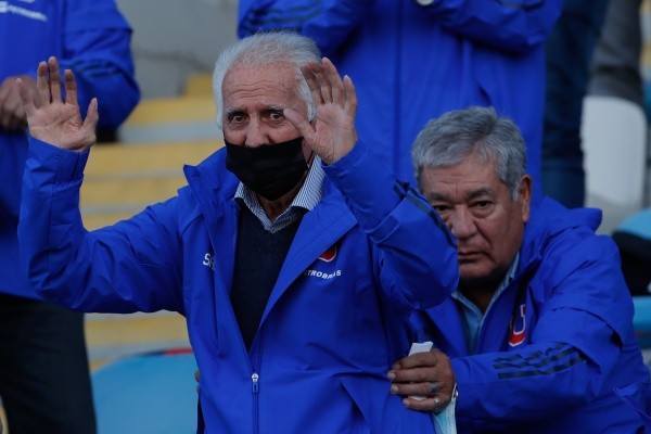 Leonel Sánchez en el estadio viendo a la U el 2021 (Agencia Uno)