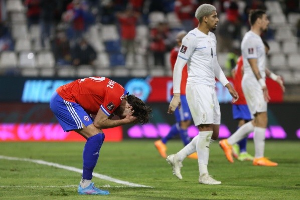Chile sufrió en las dos últimas fechas de Eliminatorias y además de quedar fuera del Mundial de Qatar 2022 cayó del puesto 26 al 28 en el    Ranking FIFA. (Foto: Agencia Uno)