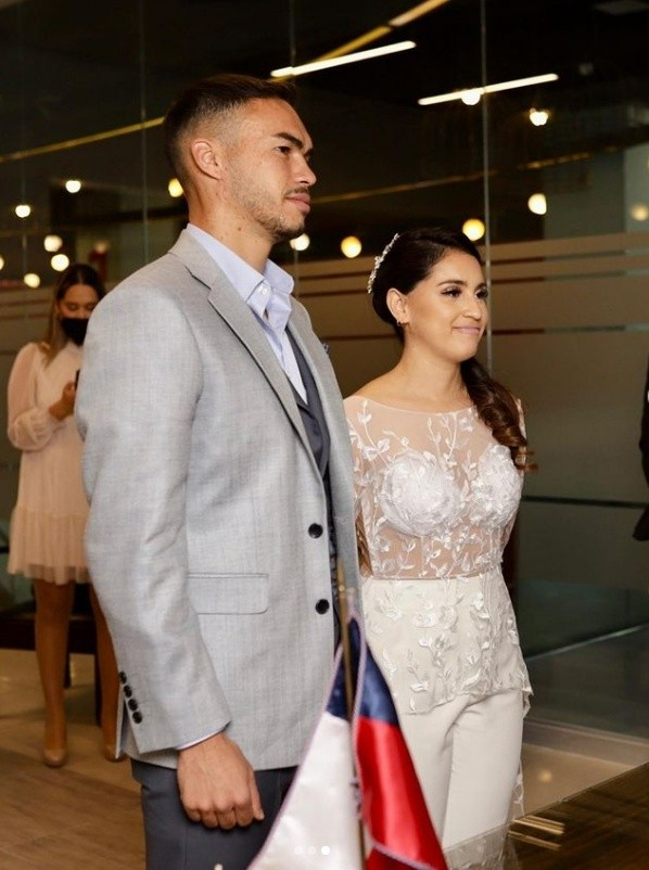 Suazo en la ceremonia junto a su esposa Gabriela Rojas (Instagram)
