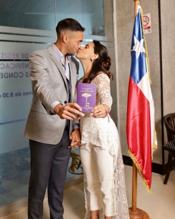 Gabriel Suazo feliz con la libreta de matrimonio (Instagram)