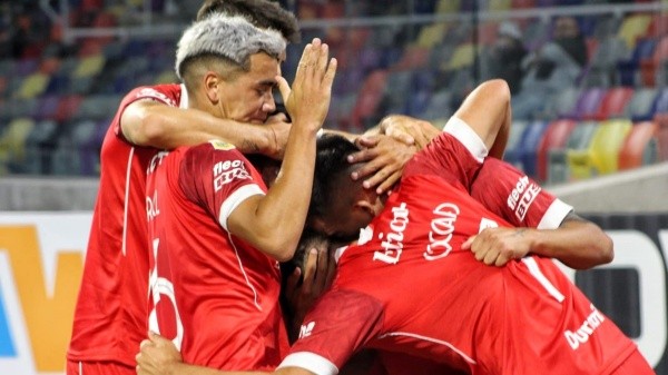 Huracán festeja el gol sobre la hora que le da un punto.