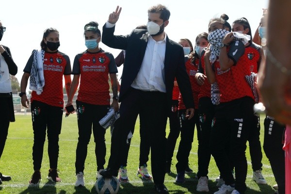 Gabriel Boric mostró toda su habilidad con la pelota en compañía de las jugadoras de Palestino. (Foto: Agencia Uno)