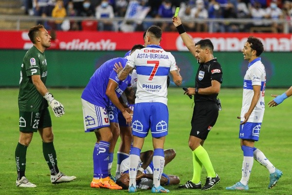 Juan Leiva se comió un golpe en el rostro durante el clásico universitario entre la UC y la U.