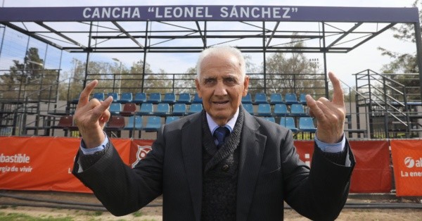 La cancha principal del Centro Deportivo Azul lleva el nombre de Leonel Sánchez, leyenda de Universidad de Chile. (Foto: Universidad de Chile)