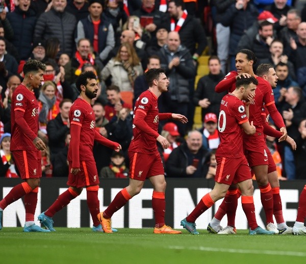 Liverpool logró un tremendo triunfo para seguir metiendo presión. (Foto: Getty Images)