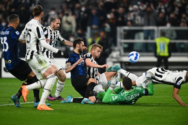 El penal de Calhanoglu que terminó en un festival de polémicas. Tras ello, el Inter convirtió de penal el gol del triunfo ante Juventus. Foto: Getty Images