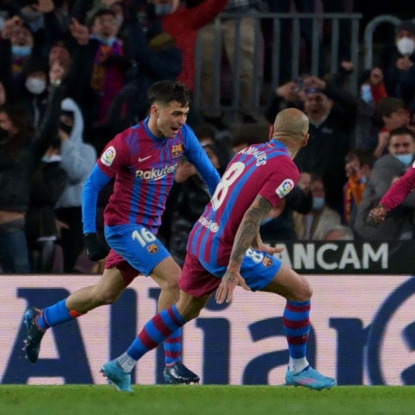 Pedri celebra su gol ante la mirada de Dani Alves (Foto: La Liga)