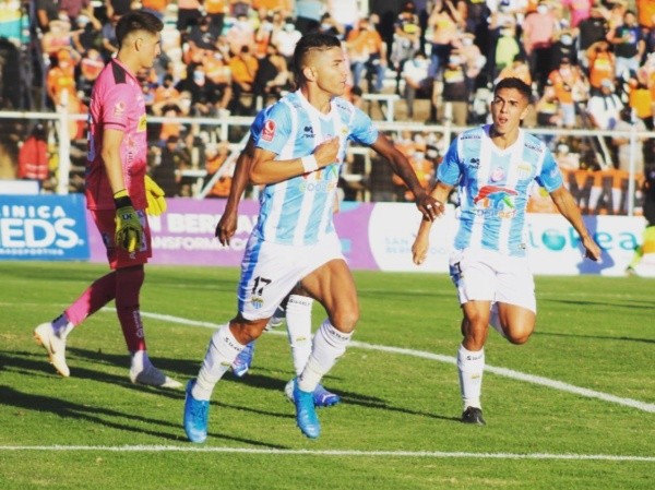 Felipe Flores escribió su nombre en el marcador en la victoria de Magallanes sobre Cobreloa. (Foto: Magallanes)
