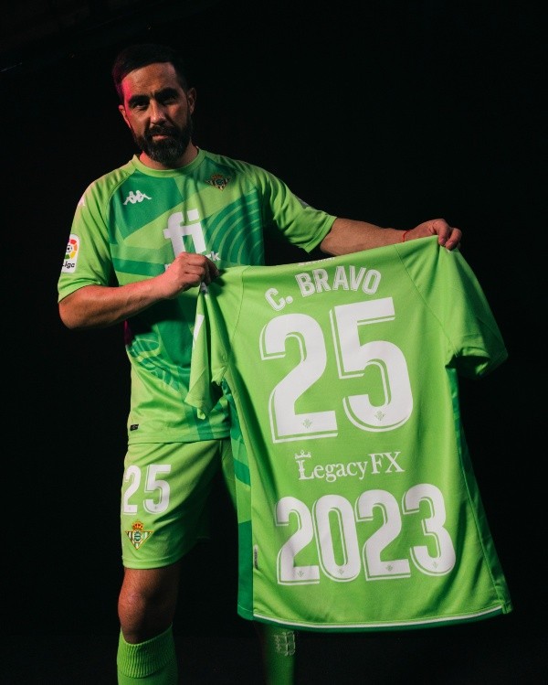 Claudio Bravo firmó hasta 2023 con Betis. (Foto: @RealBetis)