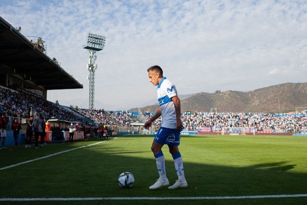 Fabián Orellana no ha sumado minutos esta temporada y tiene llenos de dudas a los hinchas. Además, quedó fuera del debut en Copa Libertadores. Foto: Agencia Uno