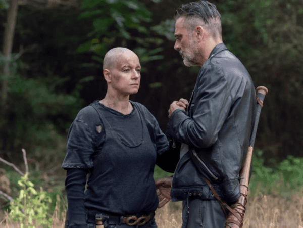 Alpha (Samantha Morgan) yNegan (Jeffrey Dean Morgan) en la serie principal de    The Walking Dead.