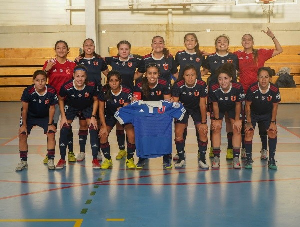 El equipo femenino no tuvo problemas con una camiseta del Ballet Azul y cintas negras en sus muñecas. Foto: Benjamín Muñoz.
