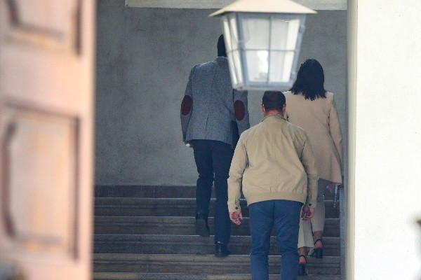 Ministra Siches subiendo a la oficina del Presidente Gabriel Boric para sostener una reunión sobre sus declaraciones (AGENCIA UNO)