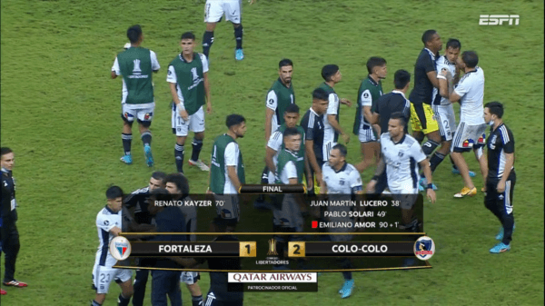 Los compañeros separando la pelea en la cancha.