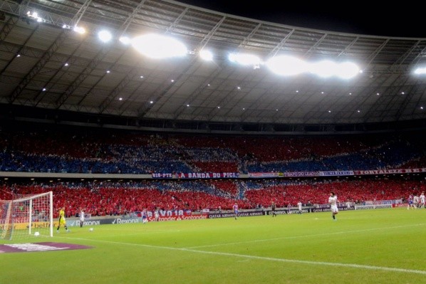 Los hinchas de Fortaleza apoyan a su equipo con un mosaico ante Colo Colo. (Foto: Conmebol Libertadores)
