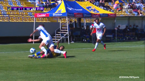 Nico Ramírez sufrió una grave fractura en Huachipato frente a Everton. (Foto: captura TNT Sports)
