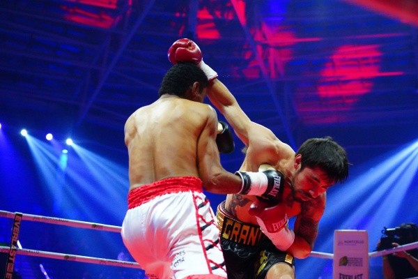 José &quot;Pancora&quot; Velásquez derrotó con un tremendo KO a Ronald Ramos en la co-estelar de la velada de boxeo en el Monticello. Foto: Guille Salazar, RedGol.