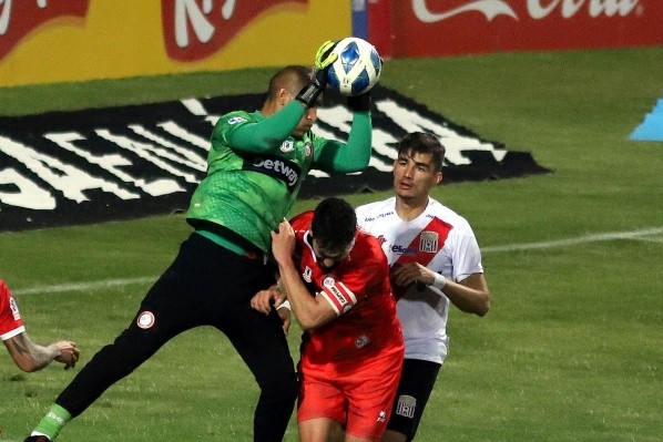 Las defensas de Calera y Curicó ganaron los duelos este domingo (Agencia Uno)