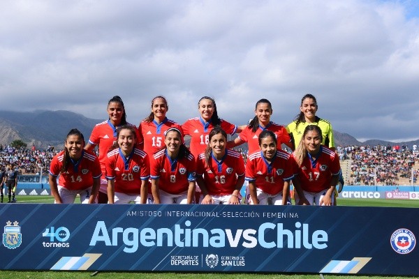 El XI de Chile: Natalia Campos; Geraldine Leyton, Daniela Pardo, Camila Sáez, Javiera Toro; Karen Araya, Yastin Jiménez, Francisca Lara; Yessenia López, María José Urrutia, Daniela Zamora. (Comunicaciones ANFP)