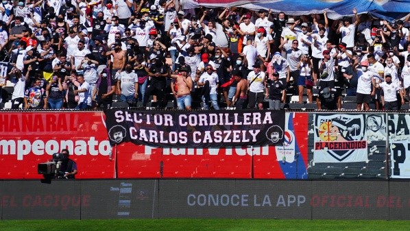 Los hinchas de Colo Colo también se han manifestado para pedir que la Tribuna Cordillera del estadio Monumental lleve el nombre del ídolo Carlos Caszely. (Foto: Guillermo Salazar)