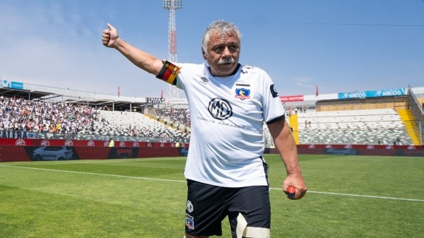Caszely agradece el apoyo de los hinchas albos ubicados en la Tribuna Cordillera del Monumental. (Foto: Guillermo Salazar)